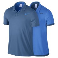 blå tennisskjorta